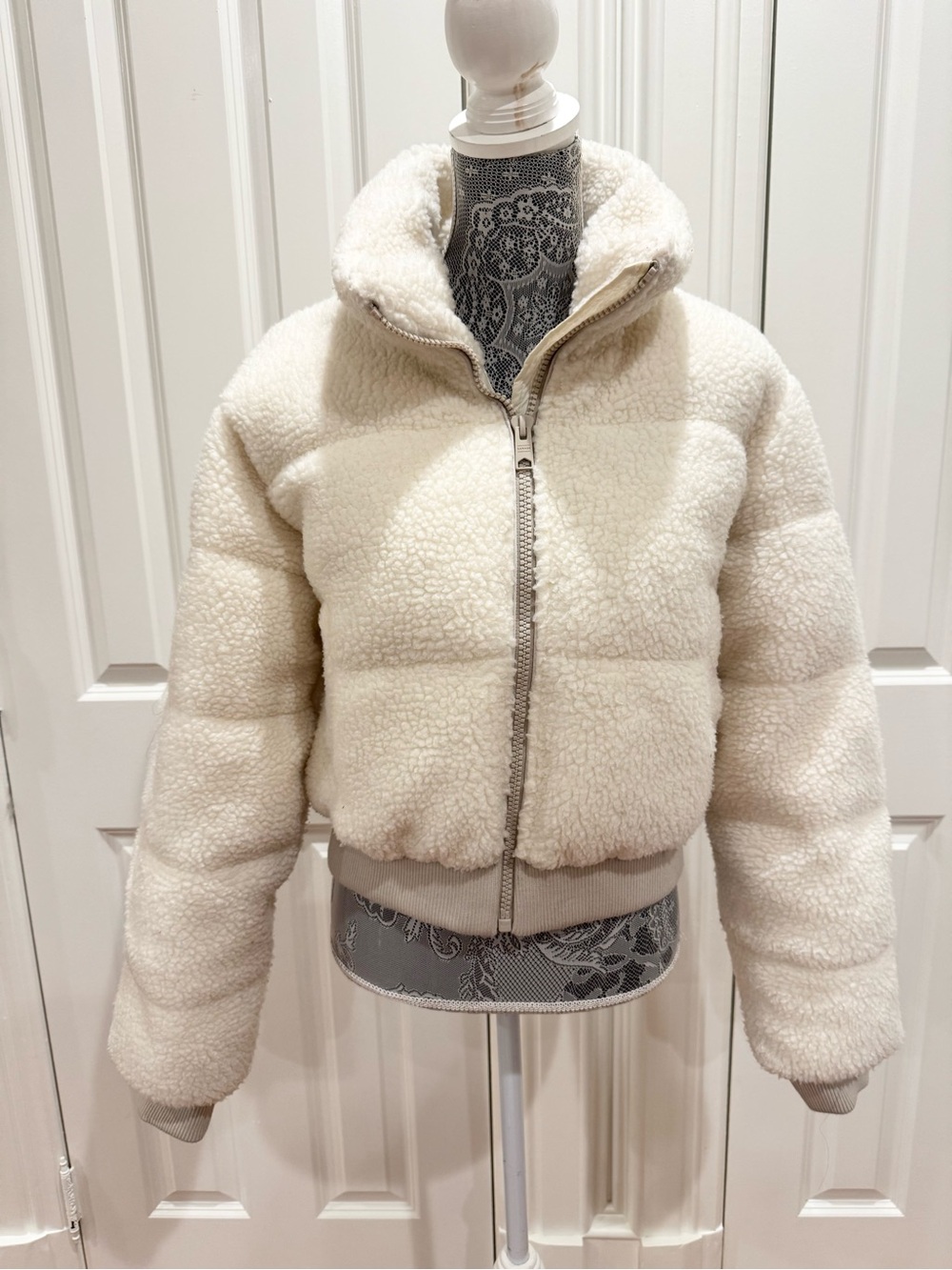 Garage Cropped Cream Teddy Mini Puff Jacket
Sz. L
Grunge Fall